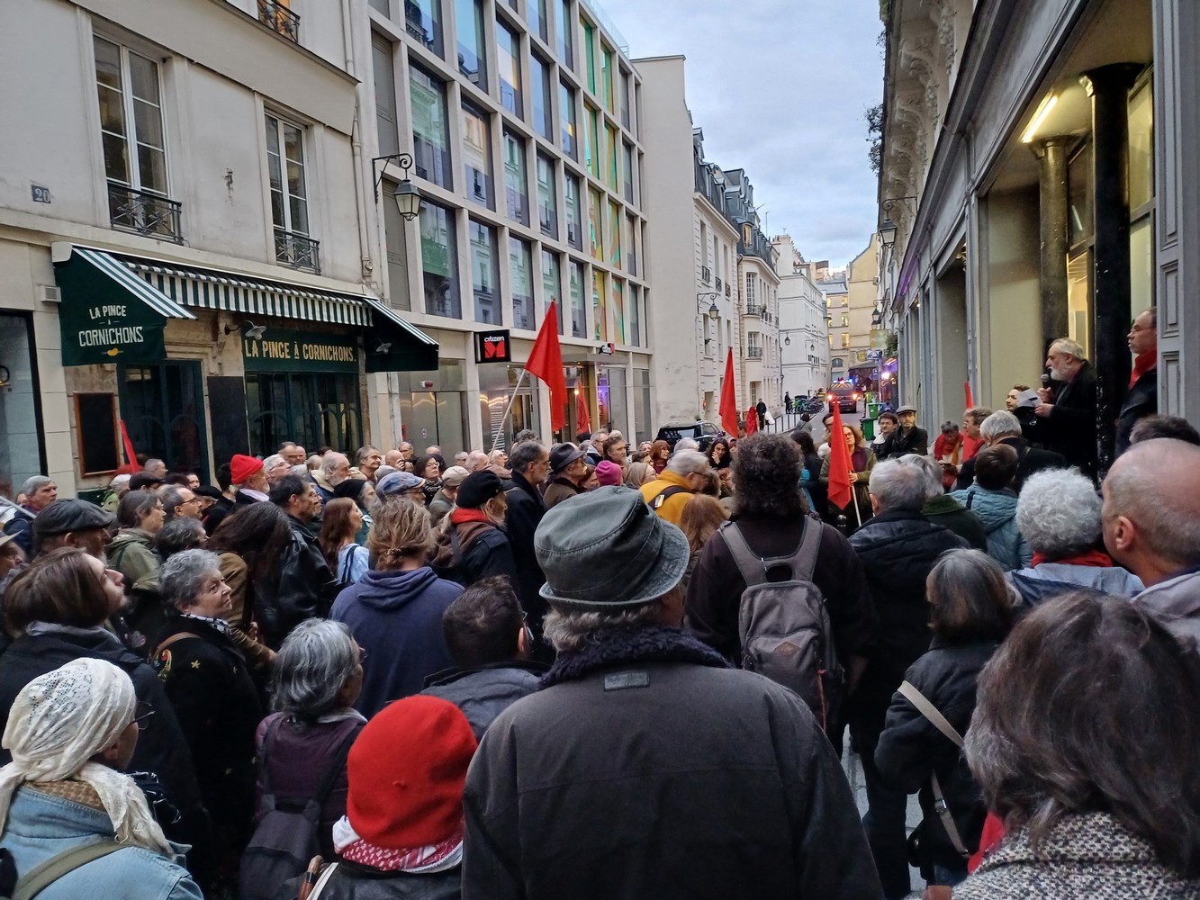 Marc Ternant devant le 123 rue de Montmartre qui accueillait le siège de 4 journaux réactionnaires